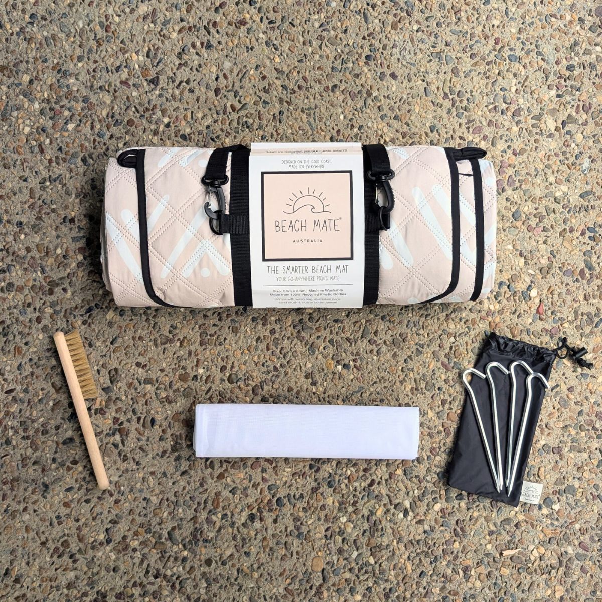 Set: mat, pegs, brush, wash bag